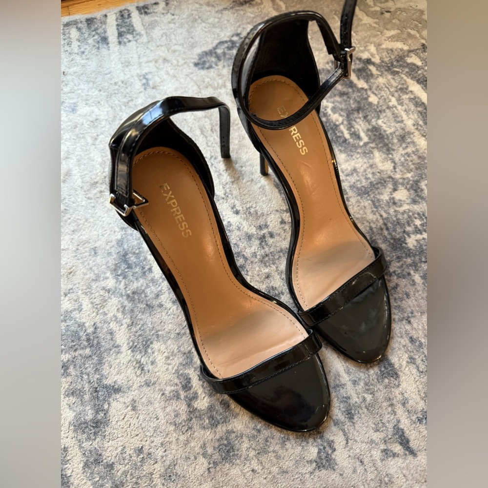Black Express Strappy Heel patent shiny NWT